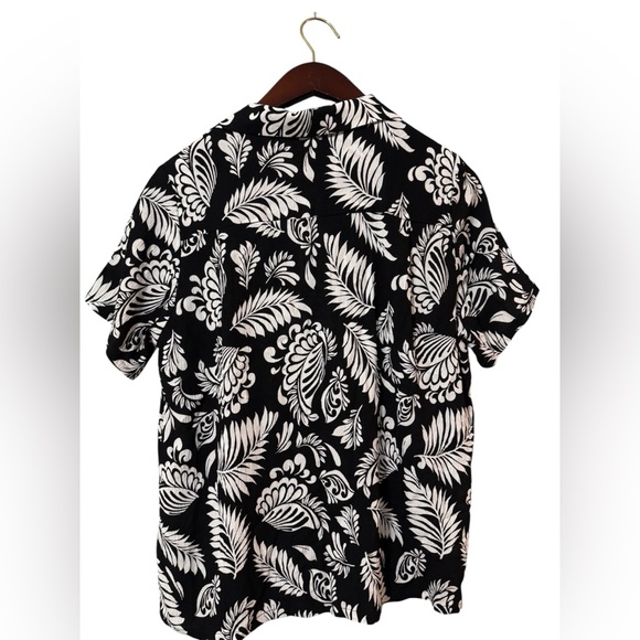 ⚡️ NWT Grace Black & White Floral Rayon Top | Size L | 22” Pit to Pit - Picture 2 of 3